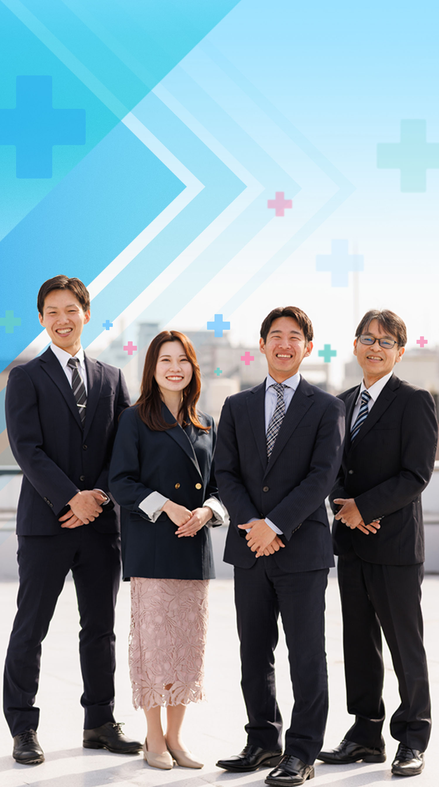 社員四名が並び、笑顔で正面を見ている様子