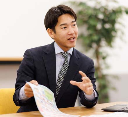 営業職の男性社員の仕事の様子